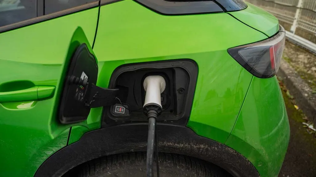 Voiture électrique branchée dans un parc automobile