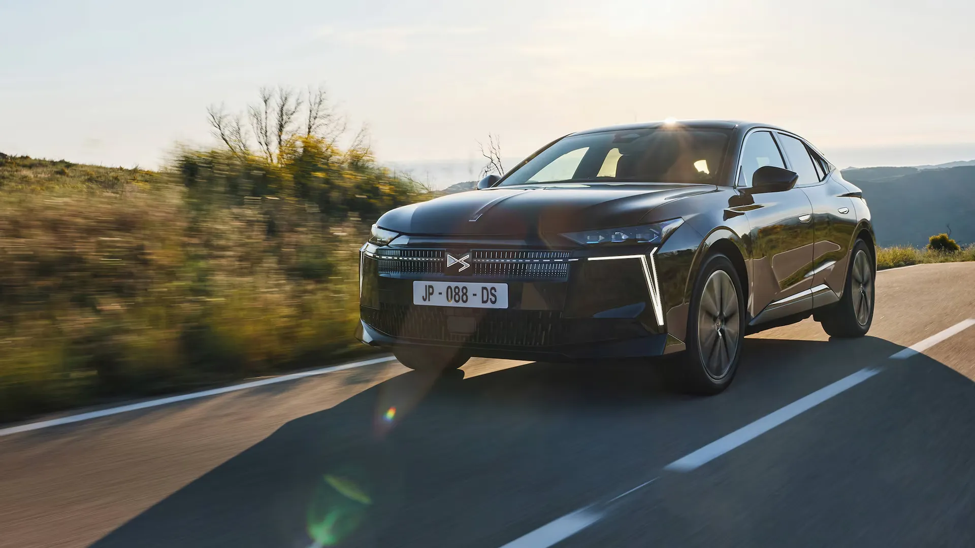 Photo DS N°4 sur la route en campagne