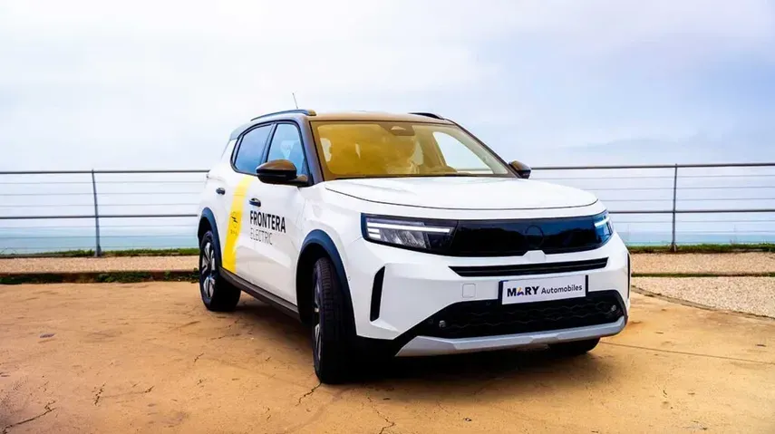 Opel Frontera dans un décor maritime. 