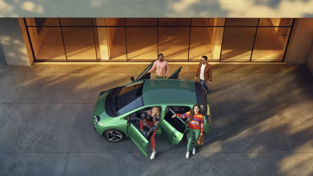 Renault Twingo E-Tech électrique vue du ciel avec des passagers