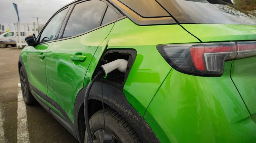 Une voiture électrique branchée dans une concession