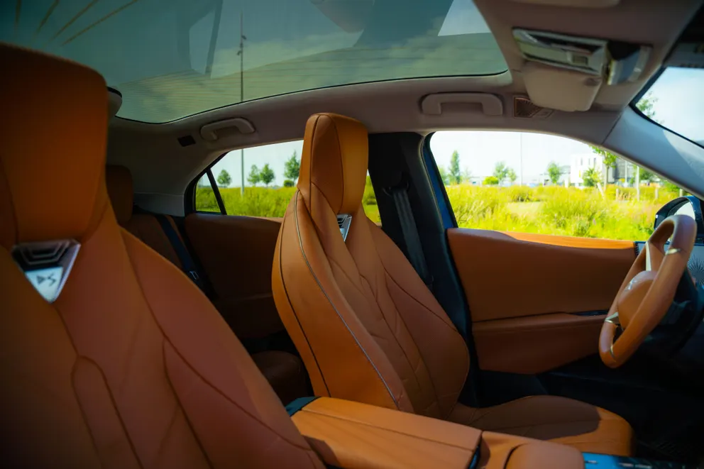 Des selleries en cuir Nappa confection bracelet de montre, des sièges avant chauffants, ventilés et massants avec renforts latéraux réglables,
