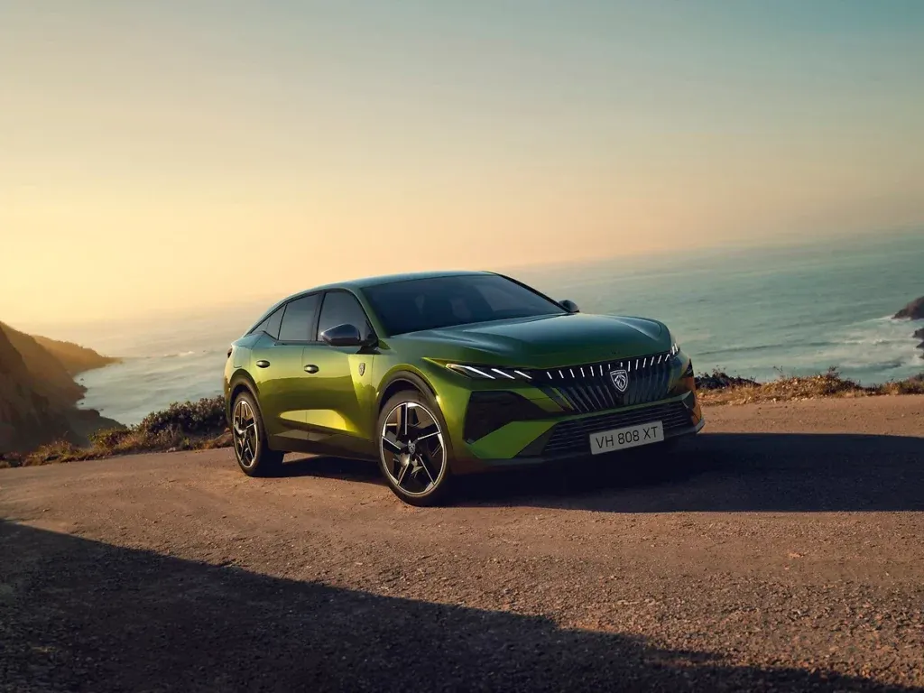 Nouvelle Peugeot 408 garée devant un front de mer au soleil couchant