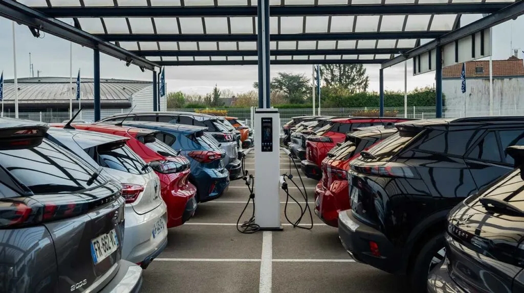 Une borne de recharge dans une concession automobile