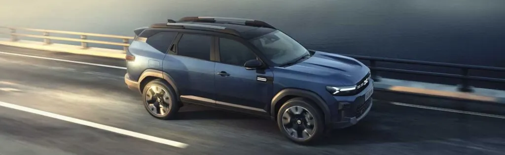 Dacia Bigster vue de profil sur la route à vive allure