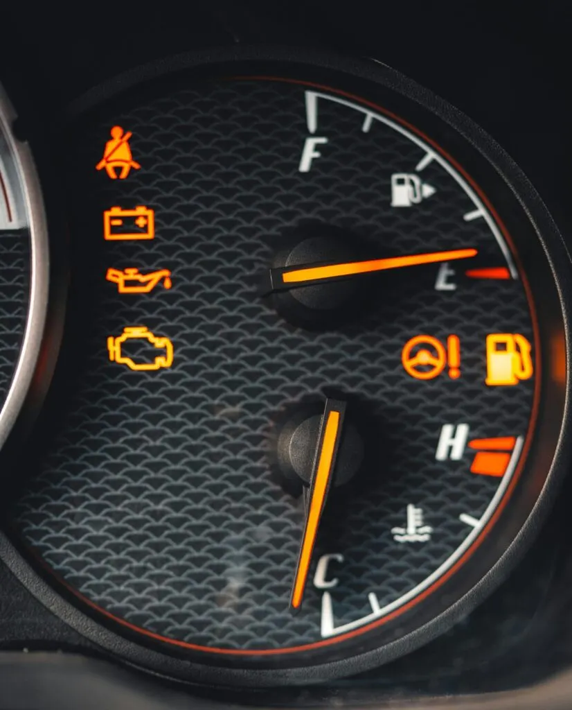 Un compteur de tableau de bord avec des voyants allumés