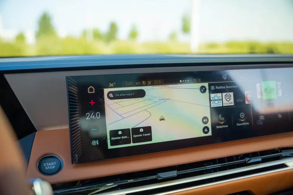 Un dispositif multimédia intelligent et connecté, pilotable par reconnaissance vocale ou via l’écran tactile,