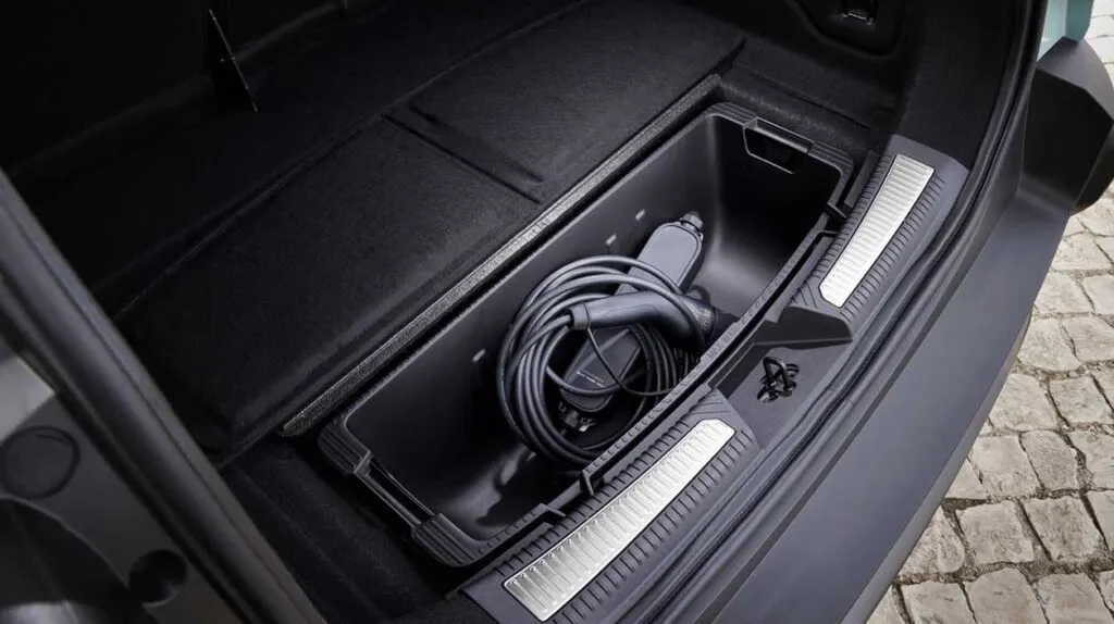 Détail intérieur de la Renault 4 avec rangements et câbles