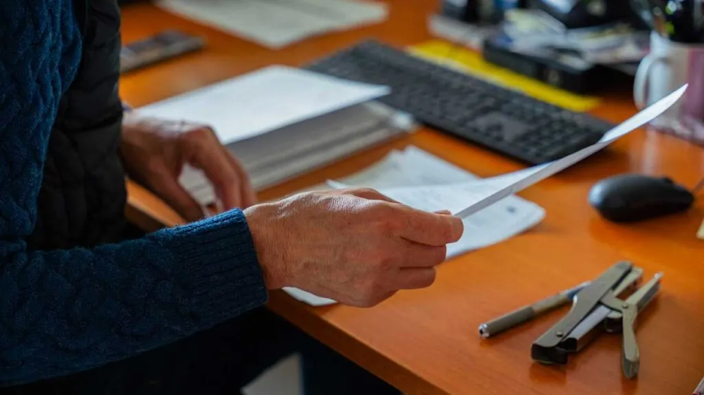 Un concessionnaire à son bureau qui travaille et gère l'administratif