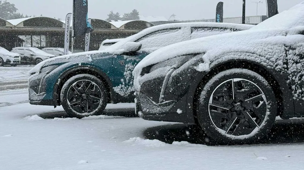 Deux Peugeot garées sous la neige