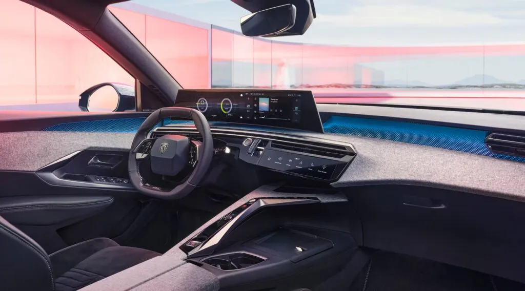 Tableau de bord d'un modèle de la gamme Peugeot. Publicité de l'offre Peugeot Satisfait ou Echangé