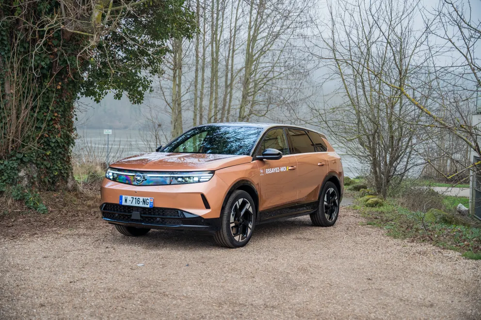 Silhouette athlétique et lignes épurées