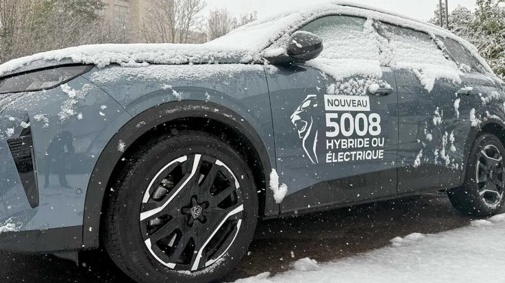 Peugeot e-5008 sous la neige