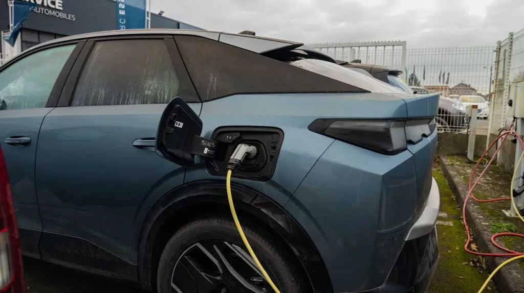 Une voiture électrique en train d'être rechargée