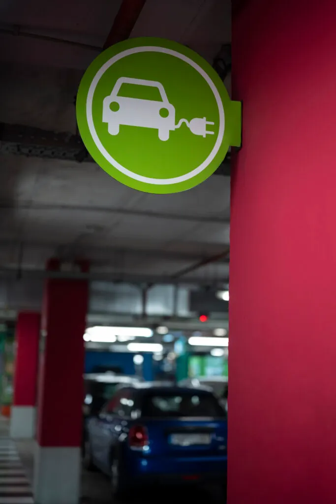 Un panneau qui indique les places réservées d'un parking pour les voitures électriques qui peuvent bénéficier d'une borne.