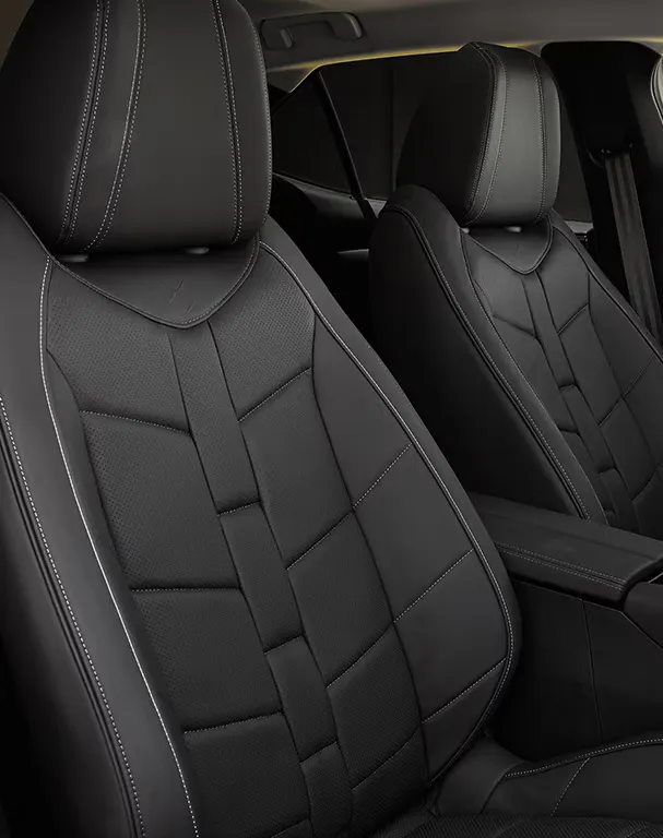 Selleries haut de gamme (cuir Nappa, Alcantara selon finitions)