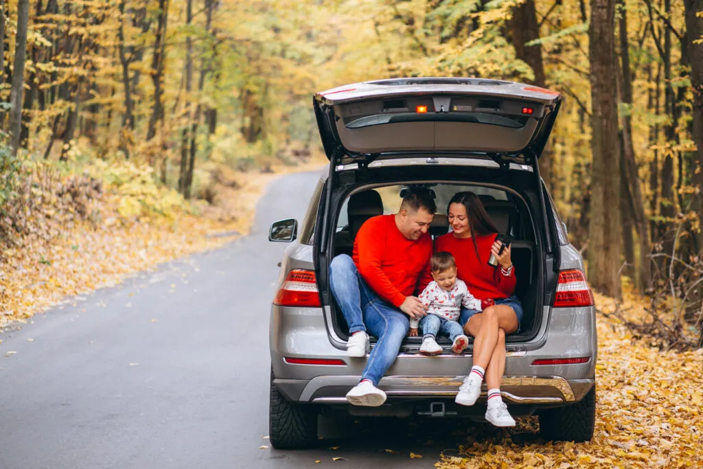 Famille assise à l'arrière d'une voiture