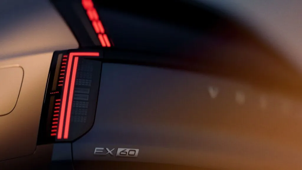 Visuel du futur ex60 2026 vu du coffre avec logo