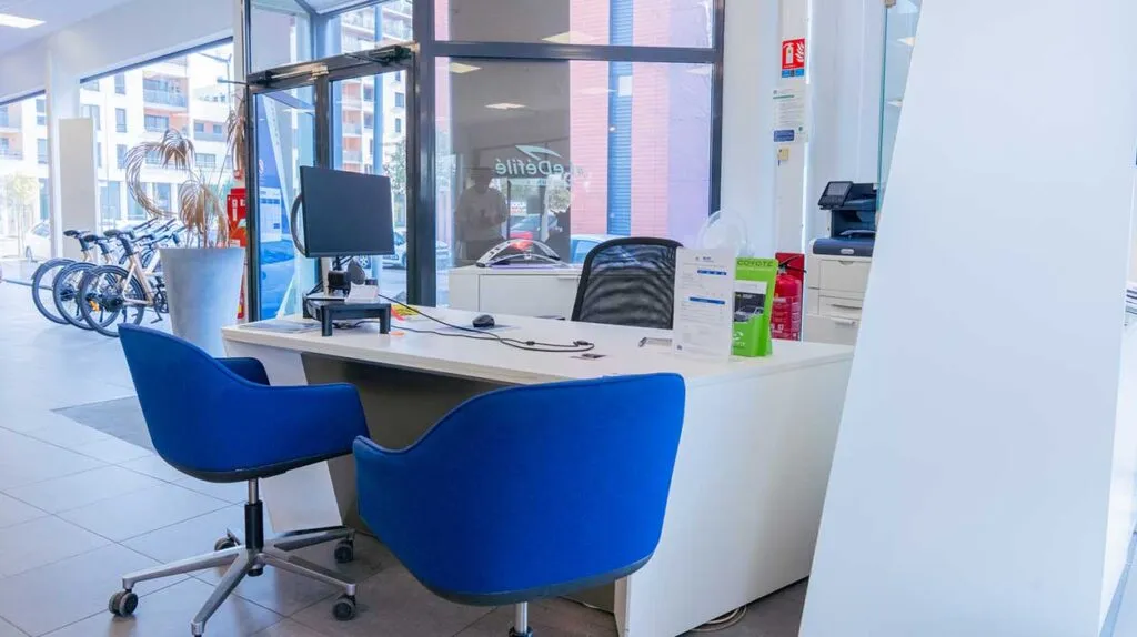 Un bureau dans une concession automobile