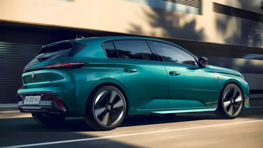 Vue latérale de la nouvelle Peugeot 308 restylée