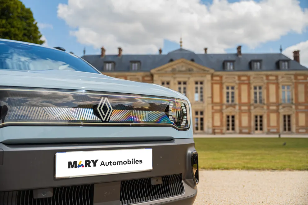  R4 E-Tech a été le premier véhicule Renault à bénéficier d’une calandre rétro-éclairée et d’un logo lumineux