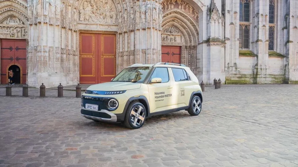 Hyundai Inster 100 % électrique dans un décor urbain