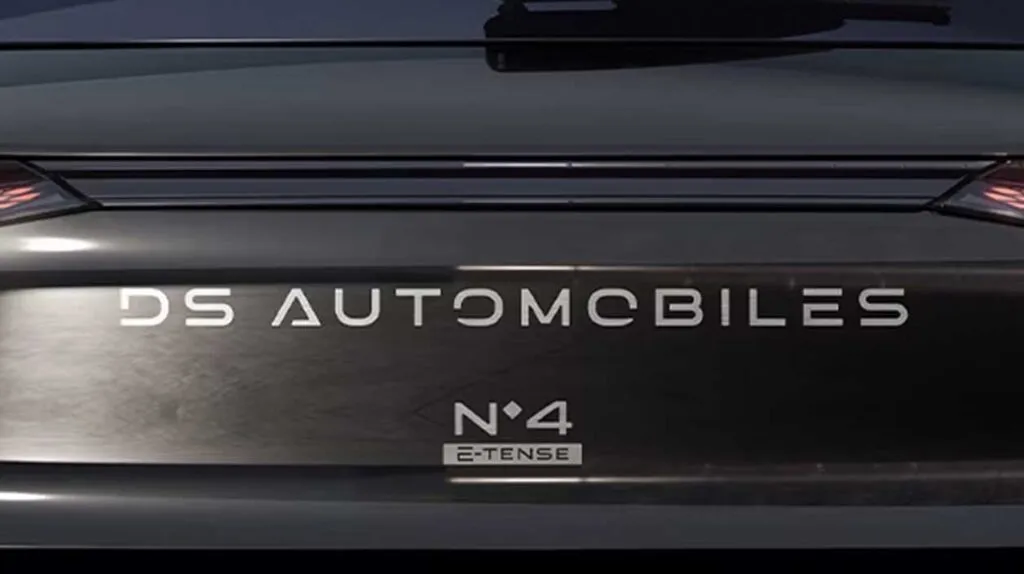 Signature DS N°4 à l'arrière de la voiture