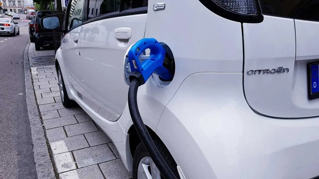 Une voiture électrique Citroën en train d'être chargée