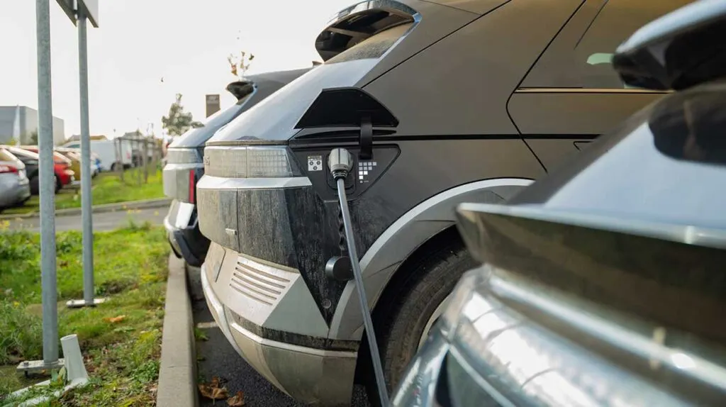 Une voiture électrique qui est en train d'être rechargée