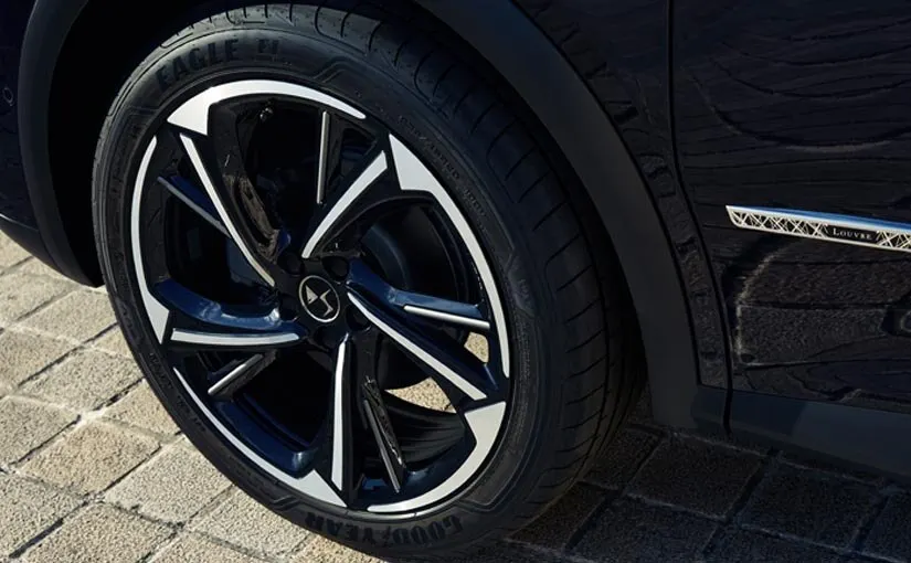 DS 7 Crossback édition Louvre pneus