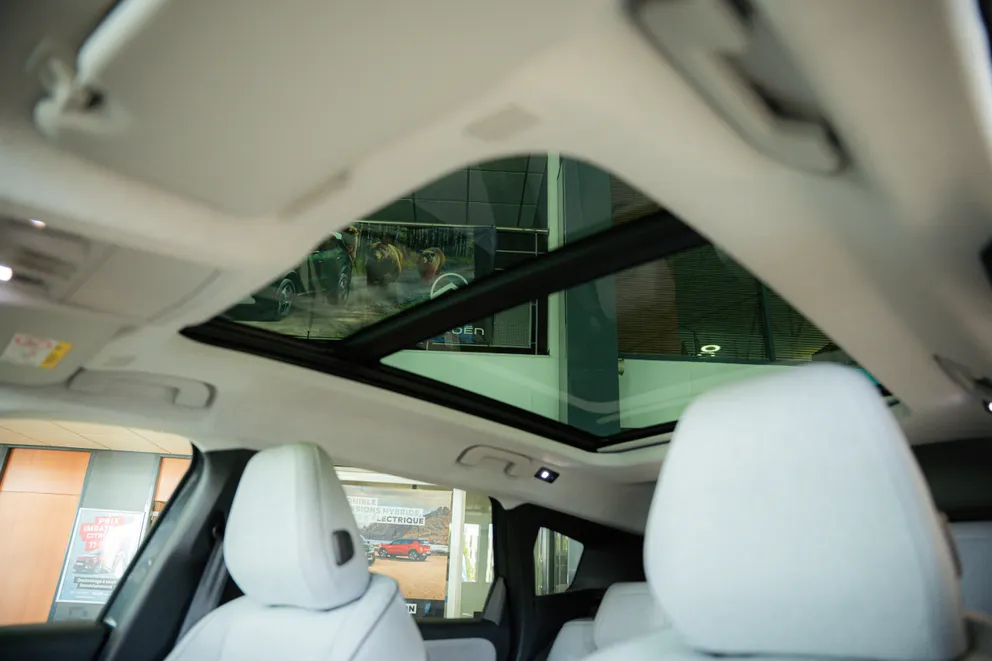 Toit panoramique ouvrant, nombreux rangements (jusqu’à 40 L)