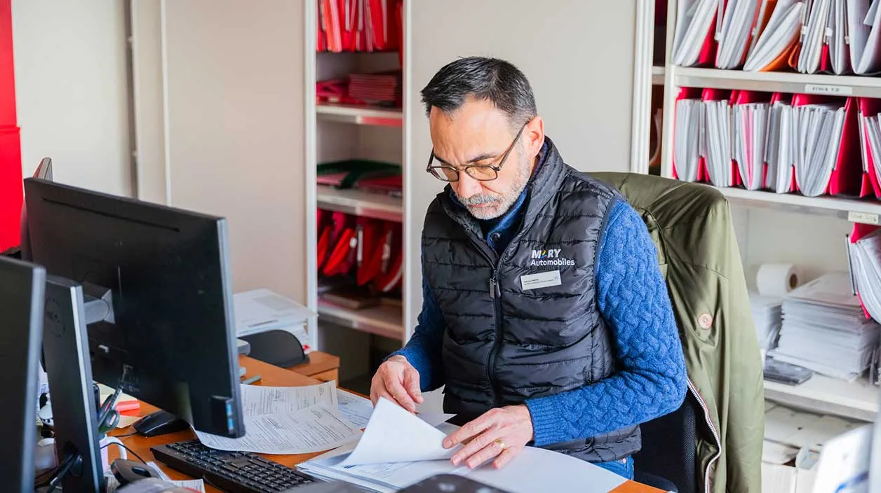 Un conseiller commercial travaillant dans une concession