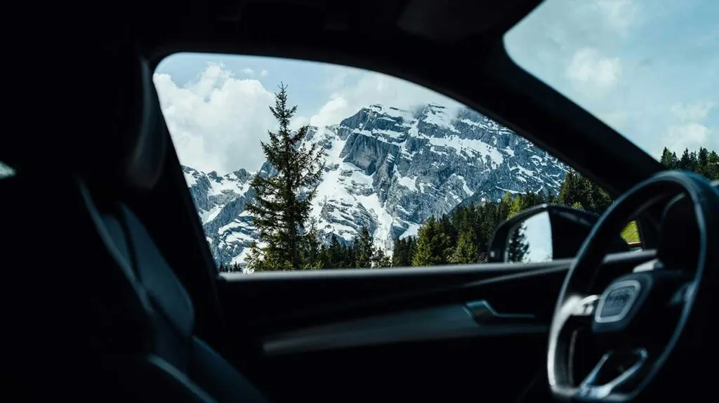 Voiture vue de l'intérieur sur un paysage de montage enneigée