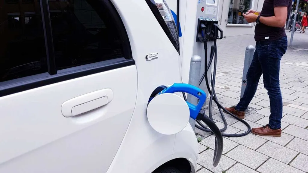 Une voiture électrique Citroën en train d'être chargée