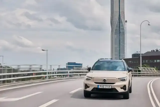 Calandre fermée couleur carrosserie, typique des modèles électriques