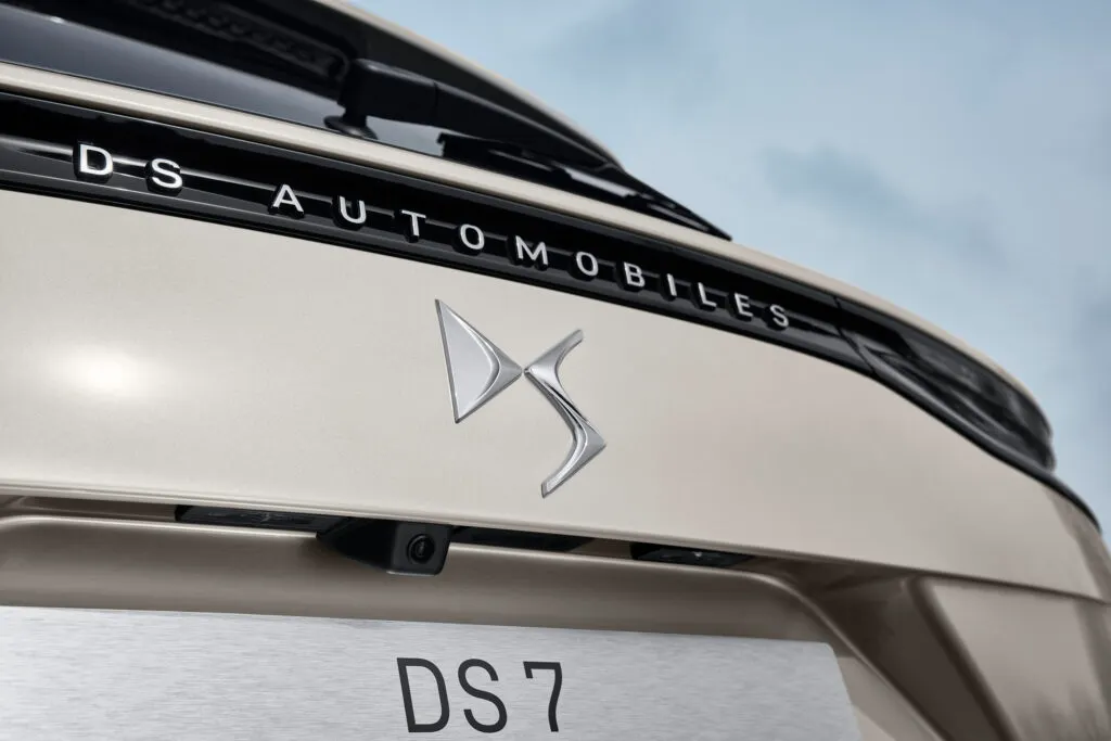 DS 7 design extérieur plaque et logo