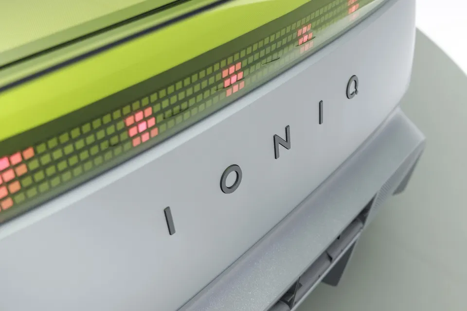 Hyundai concept three, logo ioniq