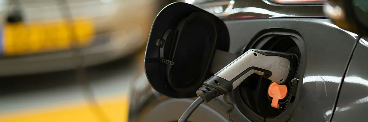 Une trappe de voiture électrique. La voiture est en train d'être rechargée