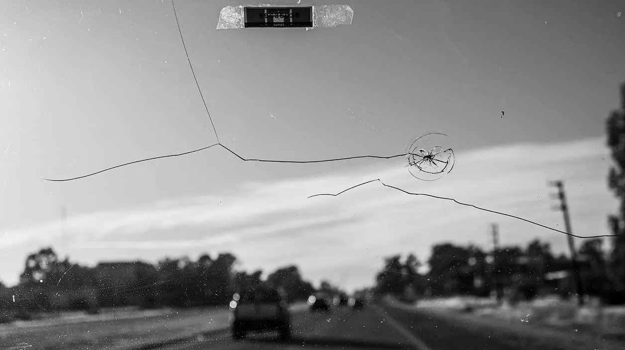 Un gros impact sur un pare-brise