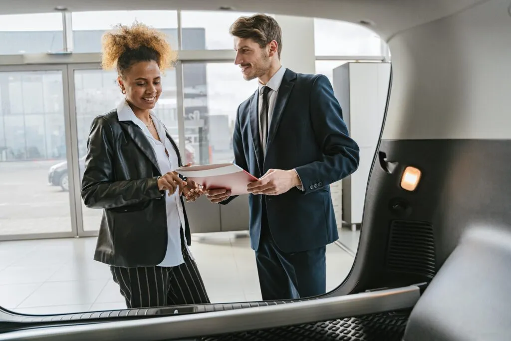 Un concessionnaire a convaincu une cliente de vendre sa voiture et d'en acheter une autre dans sa concession