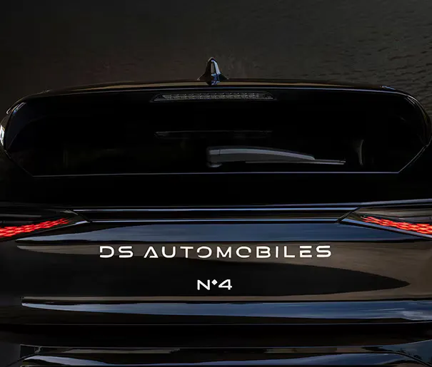 Feux arrière sculptés avec effet écailles gravées laser