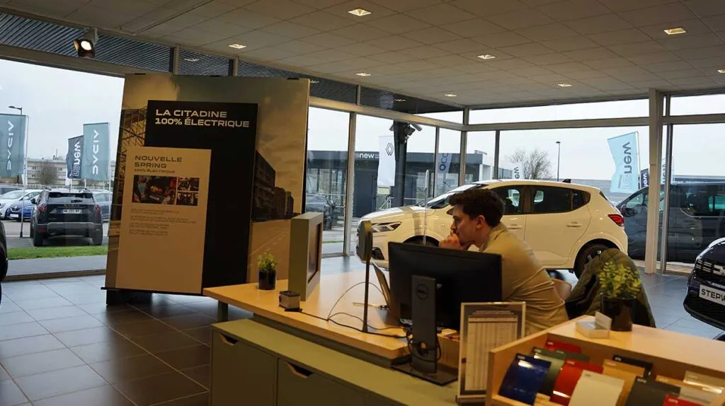 Dans une concession automobiles