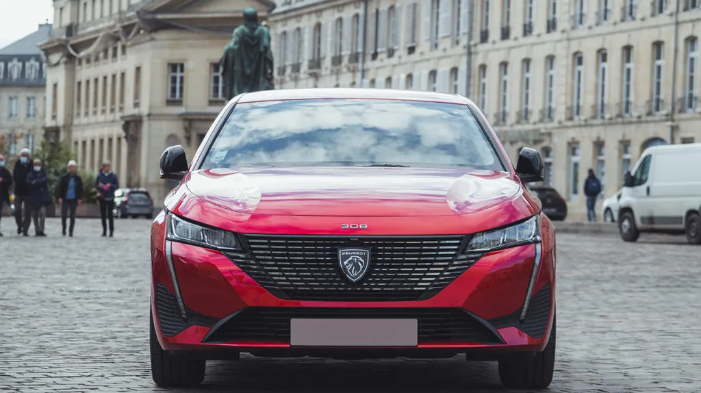 Voiture Peugeot électrique qui bénéficie de l'avantage en nature