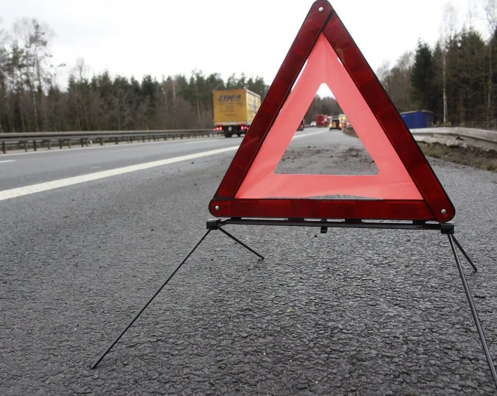 Triangle de signalisation sur la route