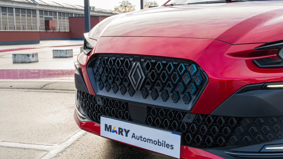 Calandre redessinée et signature lumineuse modernisée