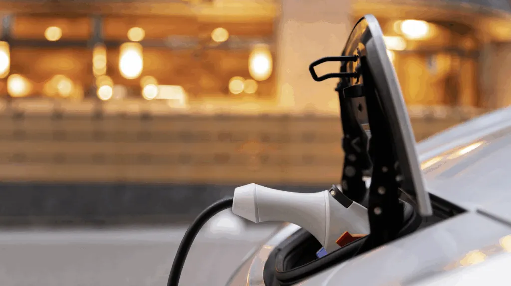 Voiture électrique en train d'être rechargée