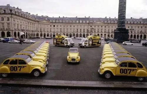 Rassemblement de 2 CV sur la place de la Concorde à Paris