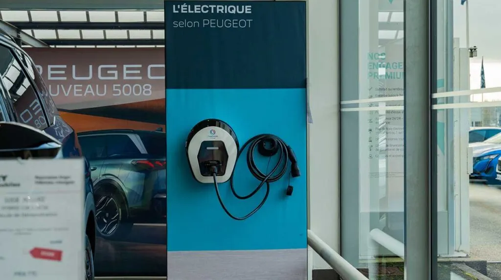Une borne de recharge pour voiture électrique dans une concession