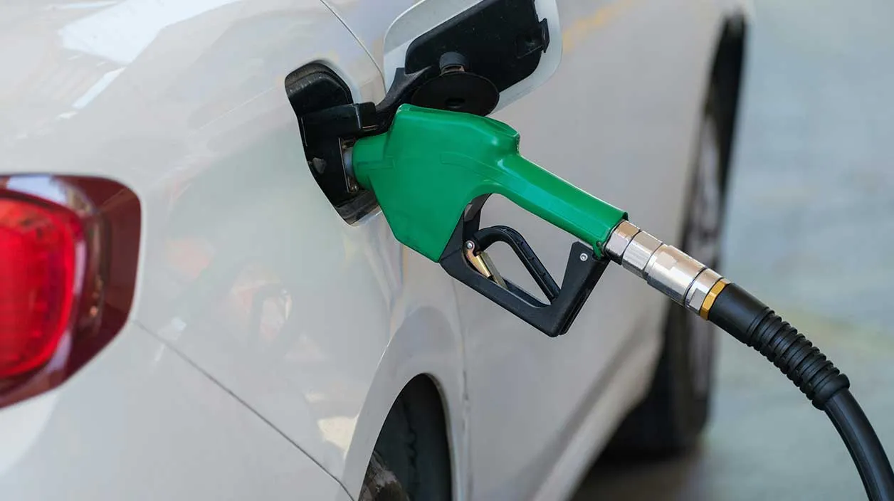 Une pompe à l'intérieur de la trape pour l'essence d'une voiture