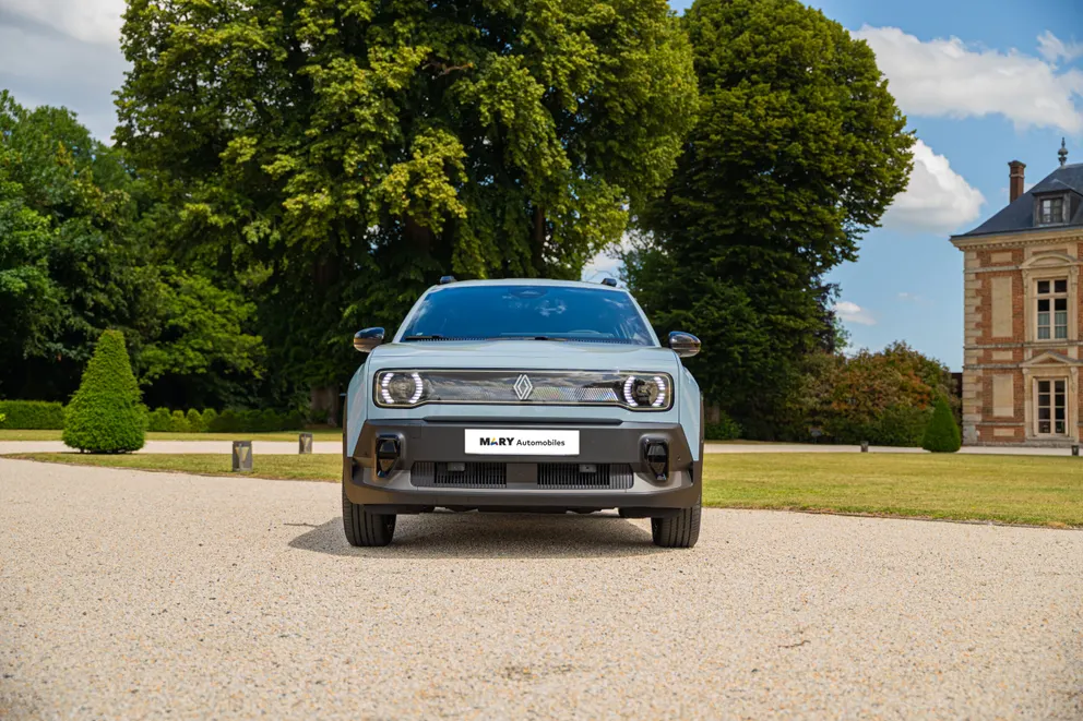 Calandre pleine modernisée, des feux LED carrés à double signature lumineuse et une garde au sol surélevée pour plus de liberté sur la route.